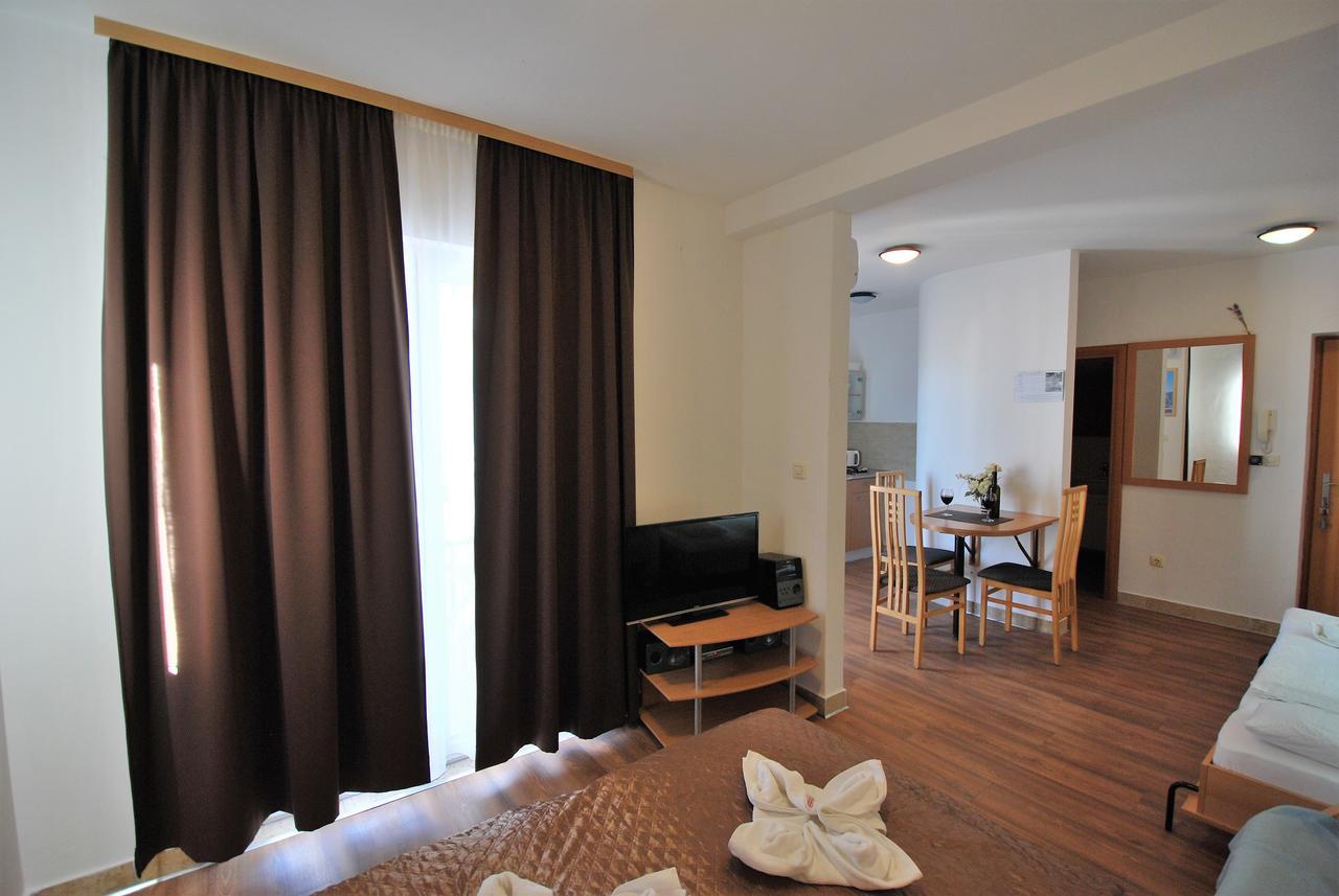 Nautica Apartments Betina  Bagian luar foto