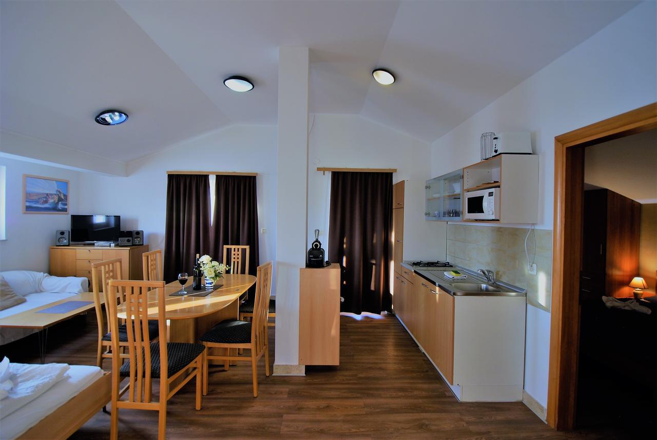 Nautica Apartments Betina  Bagian luar foto
